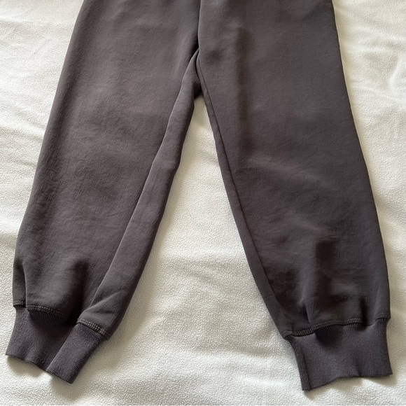 Aritzia Wilfred Buffon Crepe Joggers Dark Grey - Picture 4 of 12